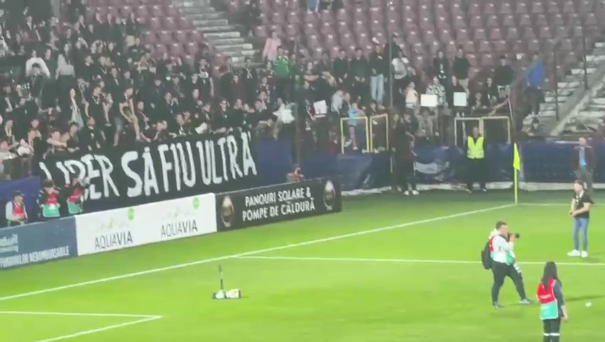 Fotbaliștii de la CFR au sărbătorit alături de fani victoria cu Farul + ce a făcut Dan Petrescu după fluierul de final_4