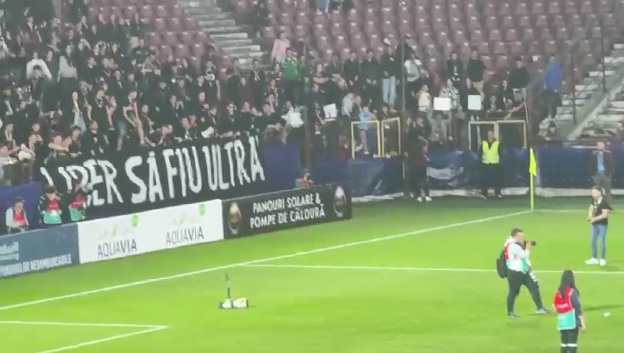 Fotbaliștii de la CFR au sărbătorit alături de fani victoria cu Farul + ce a făcut Dan Petrescu după fluierul de final_4