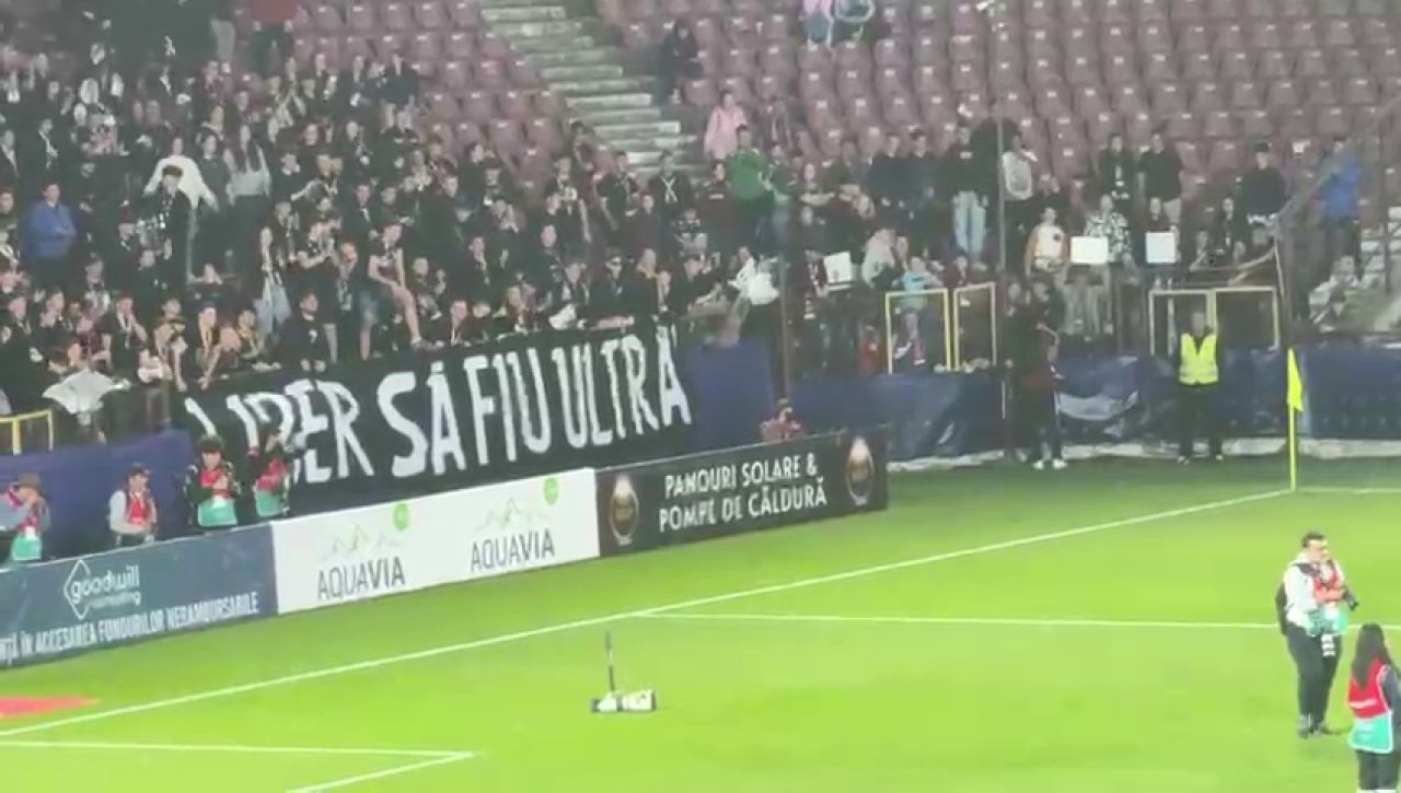 Fotbaliștii de la CFR au sărbătorit alături de fani victoria cu Farul + ce a făcut Dan Petrescu după fluierul de final_6