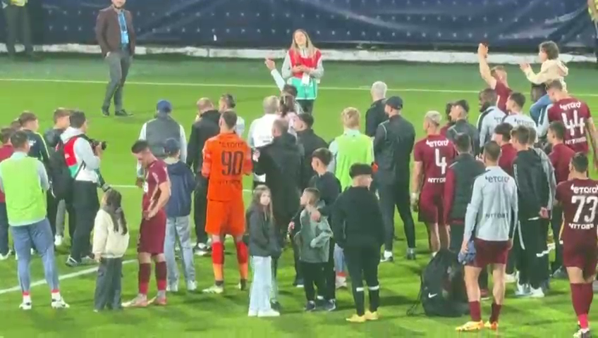 Fotbaliștii de la CFR au sărbătorit alături de fani victoria cu Farul + ce a făcut Dan Petrescu după fluierul de final_8