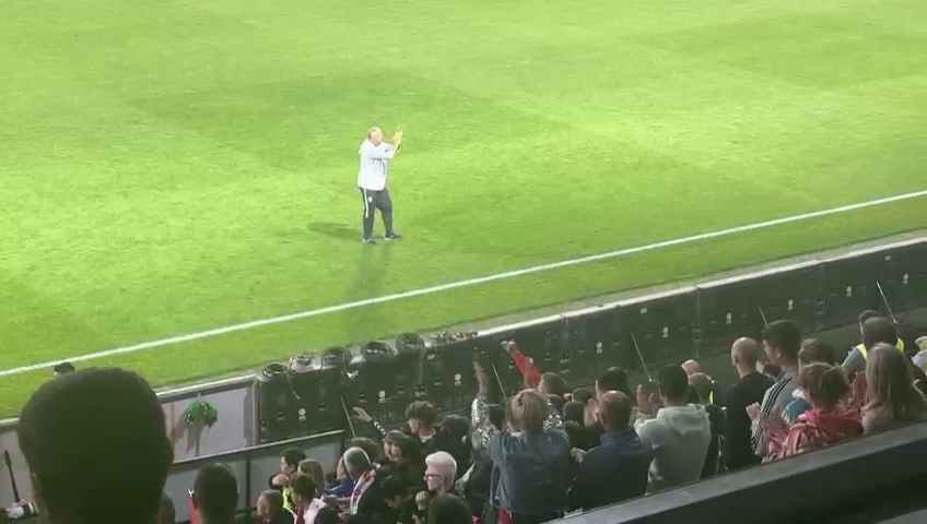 Fotbaliștii de la CFR au sărbătorit alături de fani victoria cu Farul + ce a făcut Dan Petrescu după fluierul de final_12