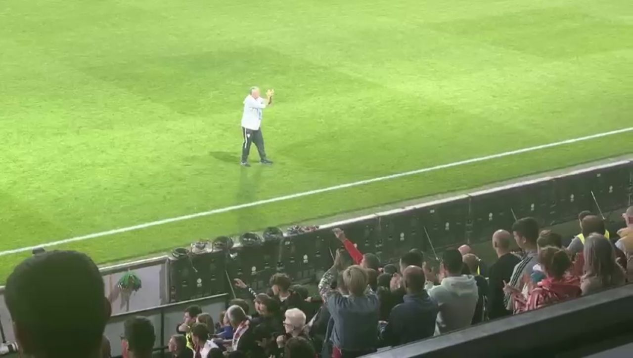 Fotbaliștii de la CFR au sărbătorit alături de fani victoria cu Farul + ce a făcut Dan Petrescu după fluierul de final_13