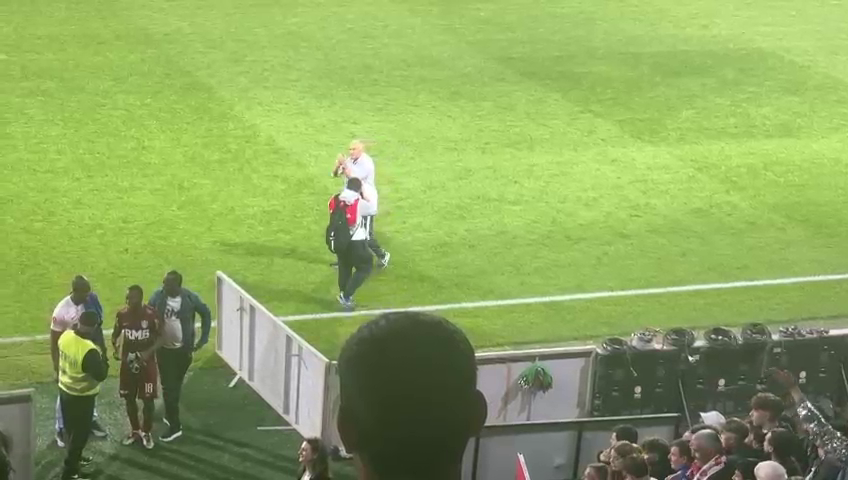 Fotbaliștii de la CFR au sărbătorit alături de fani victoria cu Farul + ce a făcut Dan Petrescu după fluierul de final_14