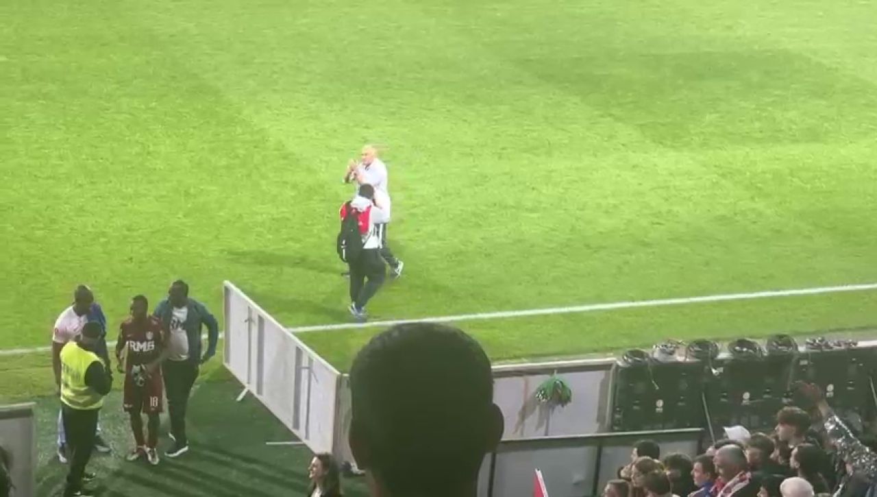Fotbaliștii de la CFR au sărbătorit alături de fani victoria cu Farul + ce a făcut Dan Petrescu după fluierul de final_14