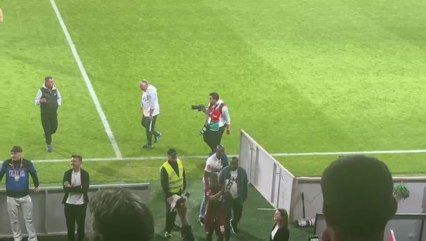 Fotbaliștii de la CFR au sărbătorit alături de fani victoria cu Farul + ce a făcut Dan Petrescu după fluierul de final_15