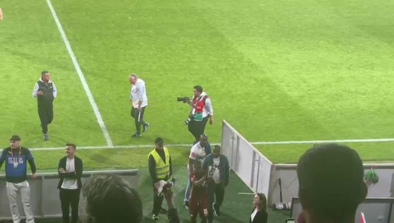 Fotbaliștii de la CFR au sărbătorit alături de fani victoria cu Farul + ce a făcut Dan Petrescu după fluierul de final_15