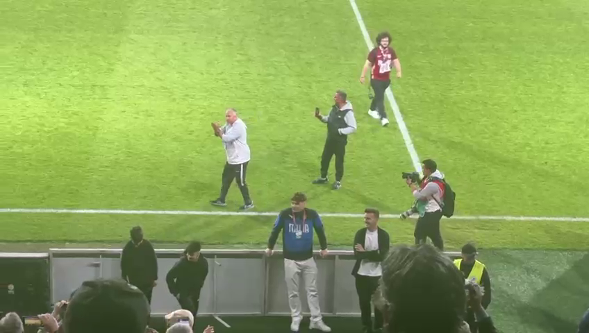 Fotbaliștii de la CFR au sărbătorit alături de fani victoria cu Farul + ce a făcut Dan Petrescu după fluierul de final_16