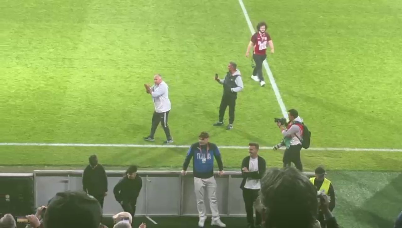 Fotbaliștii de la CFR au sărbătorit alături de fani victoria cu Farul + ce a făcut Dan Petrescu după fluierul de final_16