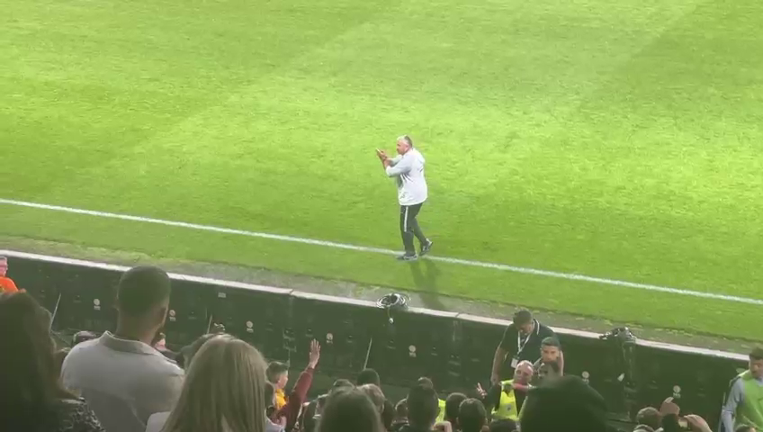 Fotbaliștii de la CFR au sărbătorit alături de fani victoria cu Farul + ce a făcut Dan Petrescu după fluierul de final_17