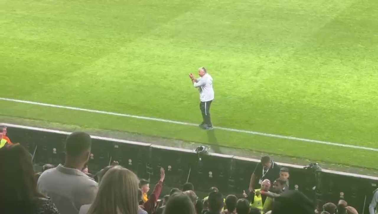 Fotbaliștii de la CFR au sărbătorit alături de fani victoria cu Farul + ce a făcut Dan Petrescu după fluierul de final_18