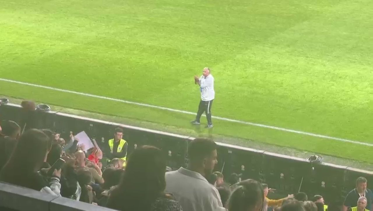 Fotbaliștii de la CFR au sărbătorit alături de fani victoria cu Farul + ce a făcut Dan Petrescu după fluierul de final_19