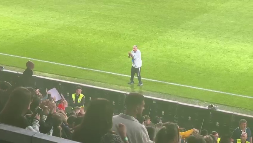 Fotbaliștii de la CFR au sărbătorit alături de fani victoria cu Farul + ce a făcut Dan Petrescu după fluierul de final_20