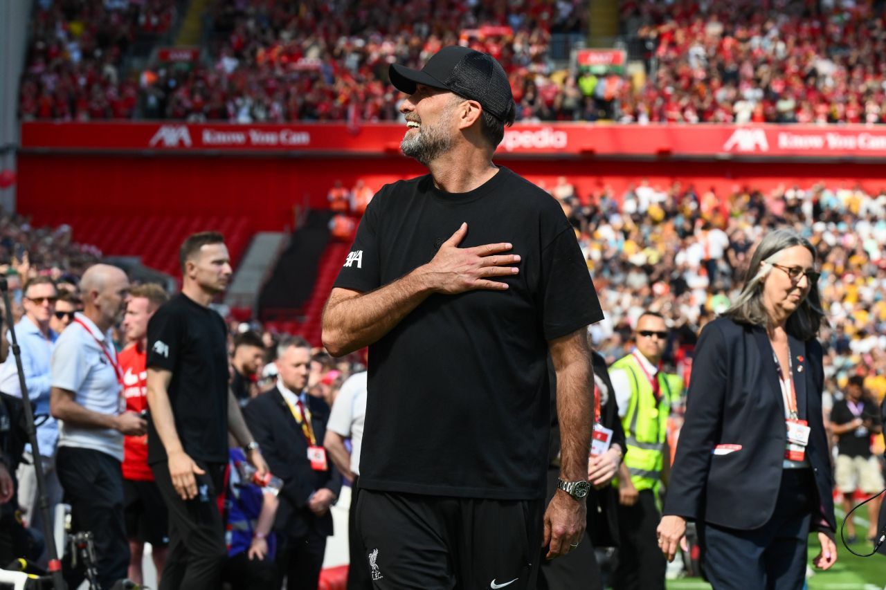 Avalanșă de îmbrățișări pe ”Anfield”! Jurgen Klopp și-a luat rămas bun de la Liverpool. Cele mai tari imagini cu antrenorul neamț_1