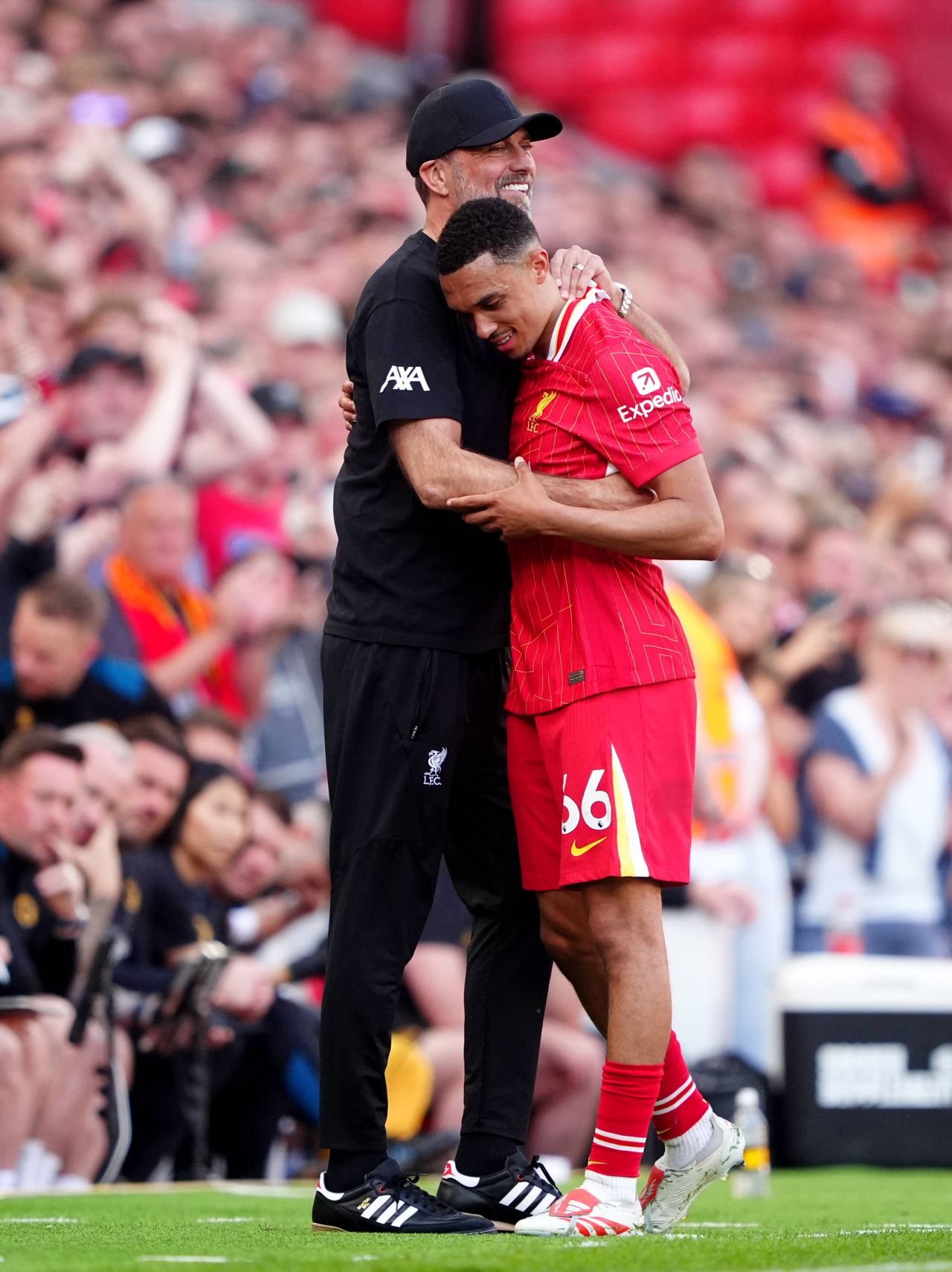Avalanșă de îmbrățișări pe ”Anfield”! Jurgen Klopp și-a luat rămas bun de la Liverpool. Cele mai tari imagini cu antrenorul neamț_12