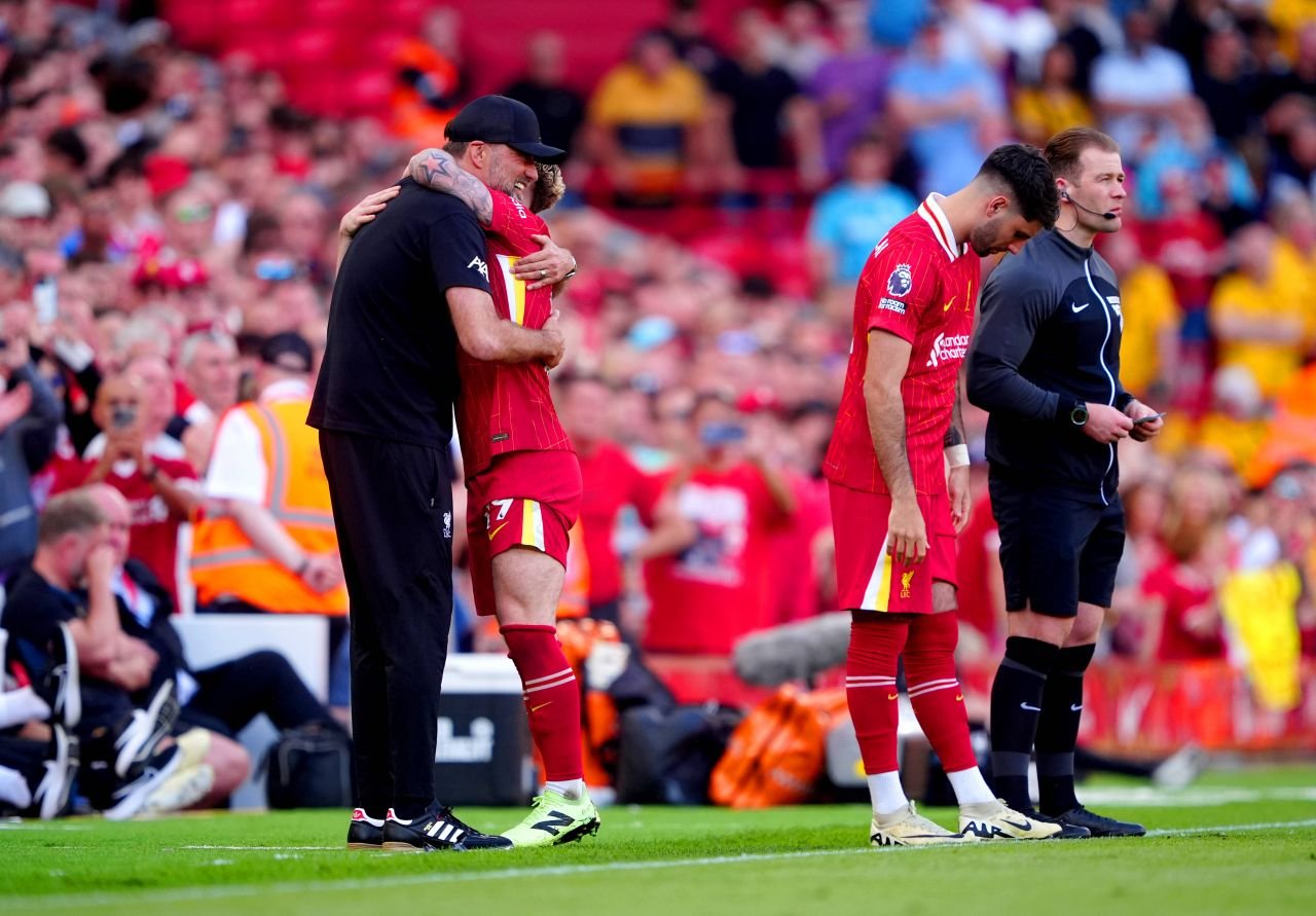 Avalanșă de îmbrățișări pe ”Anfield”! Jurgen Klopp și-a luat rămas bun de la Liverpool. Cele mai tari imagini cu antrenorul neamț_14