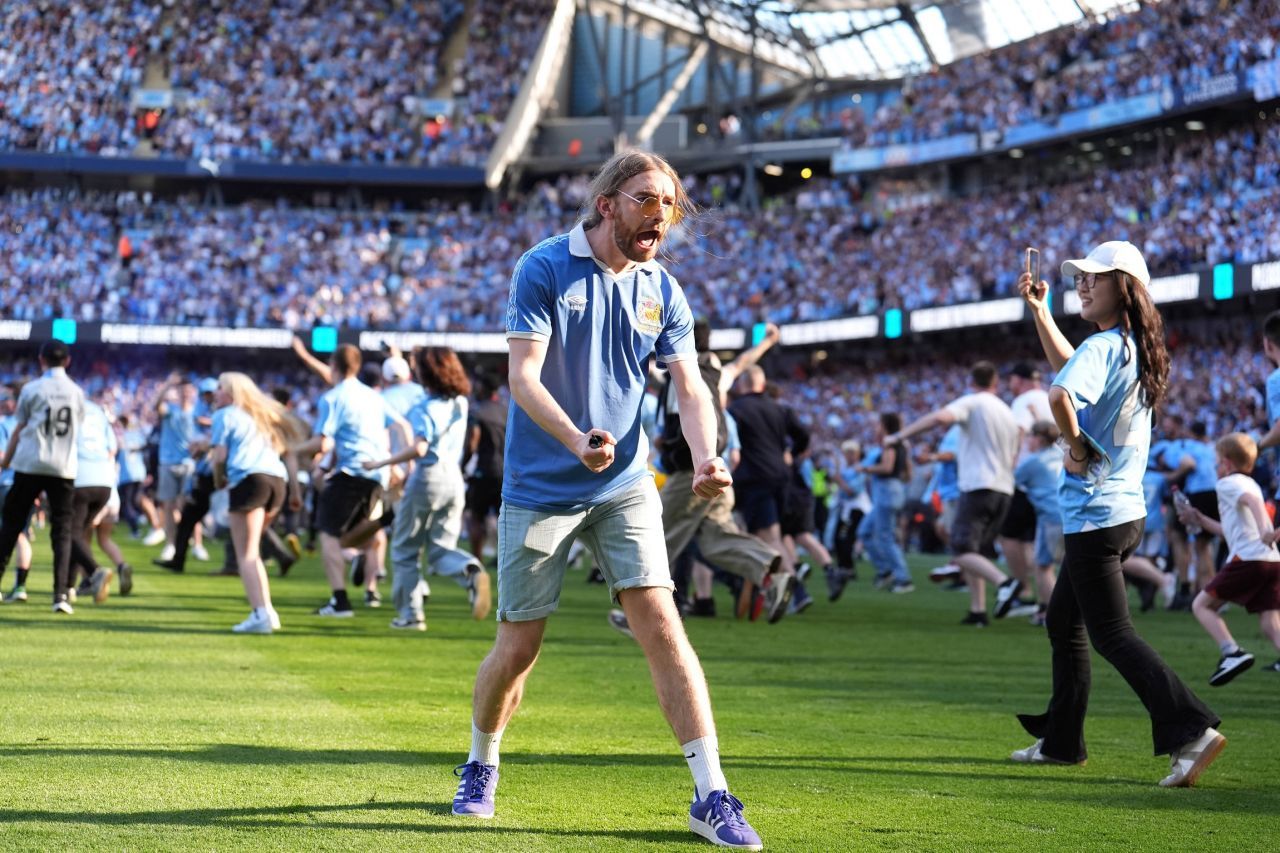 Imaginile bucuriei pe Etihad! Suporterii s-au dezlănțuit după ce Manchester City a devenit campioană _11