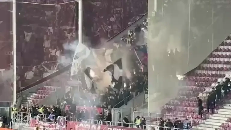 Show &icirc;n Giulești! Pusă &rdquo;la colț&rdquo;, galeria FCSB a aruncat cu materiale pirotehnice &icirc;n debutul derby-ului cu Rapid