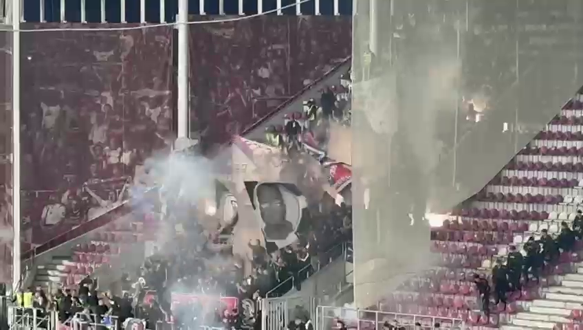 Show în Giulești! Pusă ”la colț”, galeria FCSB a aruncat cu materiale pirotehnice în debutul derby-ului cu Rapid_2