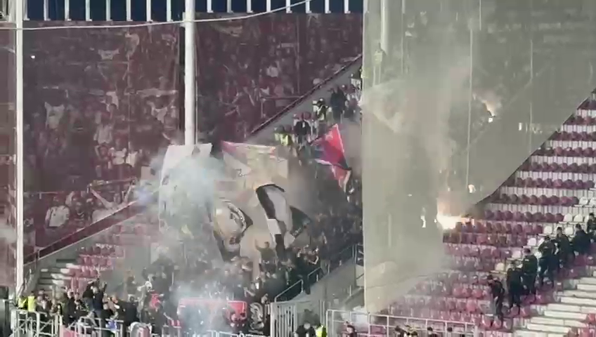 Show în Giulești! Pusă ”la colț”, galeria FCSB a aruncat cu materiale pirotehnice în debutul derby-ului cu Rapid_3