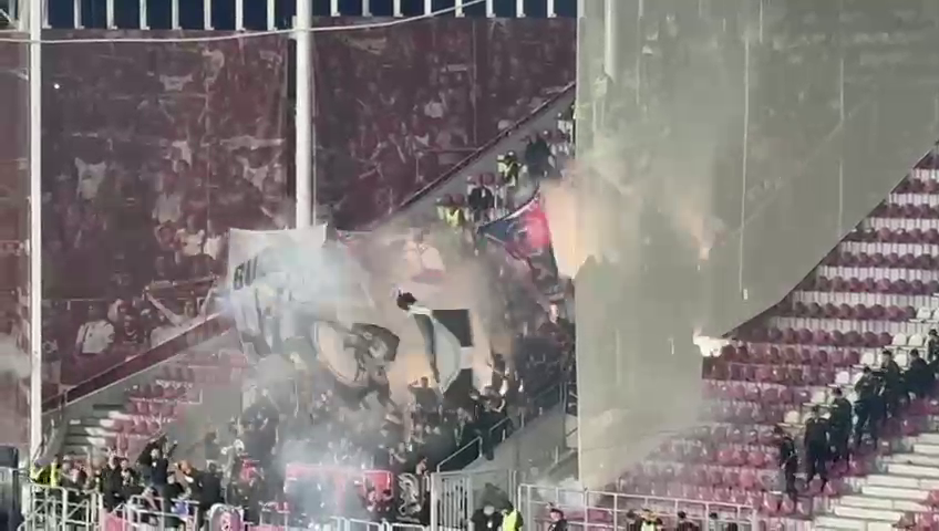 Show în Giulești! Pusă ”la colț”, galeria FCSB a aruncat cu materiale pirotehnice în debutul derby-ului cu Rapid_4