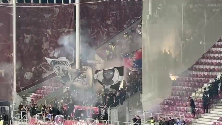 Show în Giulești! Pusă ”la colț”, galeria FCSB a aruncat cu materiale pirotehnice în debutul derby-ului cu Rapid_5