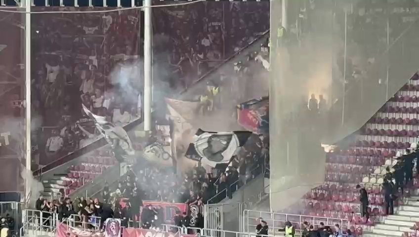 Show în Giulești! Pusă ”la colț”, galeria FCSB a aruncat cu materiale pirotehnice în debutul derby-ului cu Rapid_6