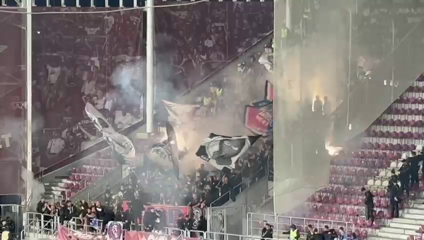 Show în Giulești! Pusă ”la colț”, galeria FCSB a aruncat cu materiale pirotehnice în debutul derby-ului cu Rapid_7