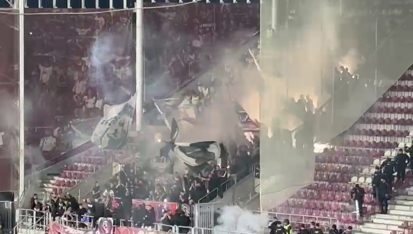 Show în Giulești! Pusă ”la colț”, galeria FCSB a aruncat cu materiale pirotehnice în debutul derby-ului cu Rapid_9