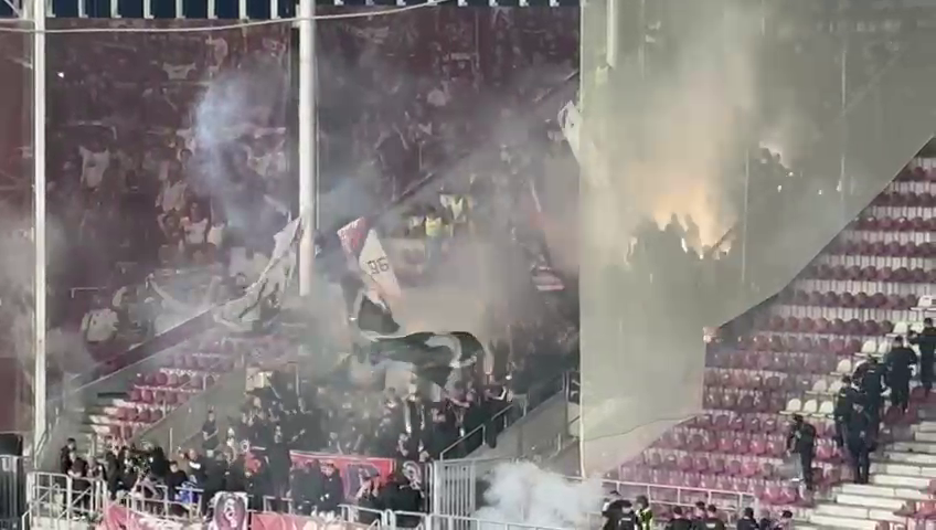 Show în Giulești! Pusă ”la colț”, galeria FCSB a aruncat cu materiale pirotehnice în debutul derby-ului cu Rapid_10