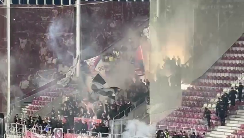 Show în Giulești! Pusă ”la colț”, galeria FCSB a aruncat cu materiale pirotehnice în debutul derby-ului cu Rapid_11