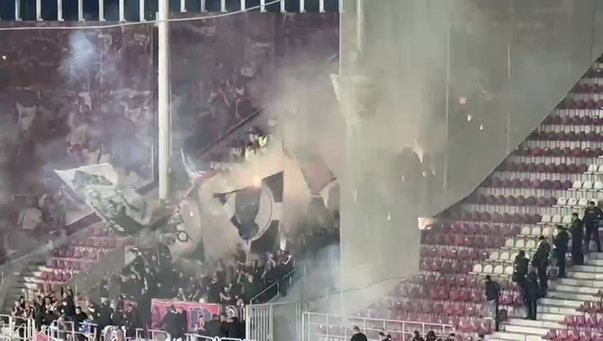 Show în Giulești! Pusă ”la colț”, galeria FCSB a aruncat cu materiale pirotehnice în debutul derby-ului cu Rapid_12