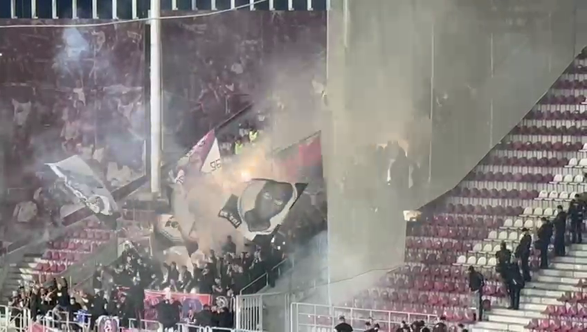 Show în Giulești! Pusă ”la colț”, galeria FCSB a aruncat cu materiale pirotehnice în debutul derby-ului cu Rapid_15