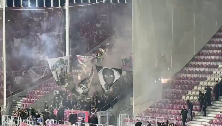 Show în Giulești! Pusă ”la colț”, galeria FCSB a aruncat cu materiale pirotehnice în debutul derby-ului cu Rapid_17