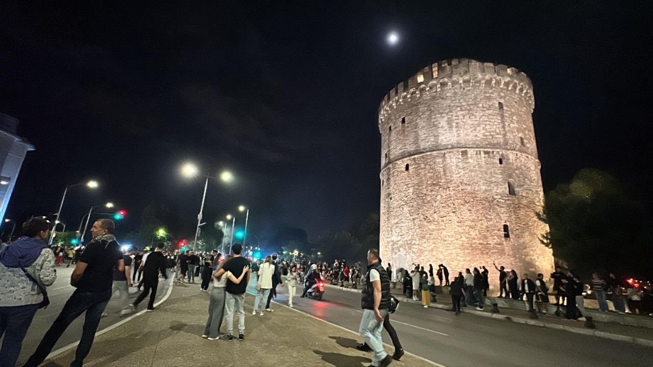 N-ai unde să arunci un pai! Fanii lui PAOK au invadat străzile din Salonic după ce trupa lui Lucescu a câștigat titlul_2