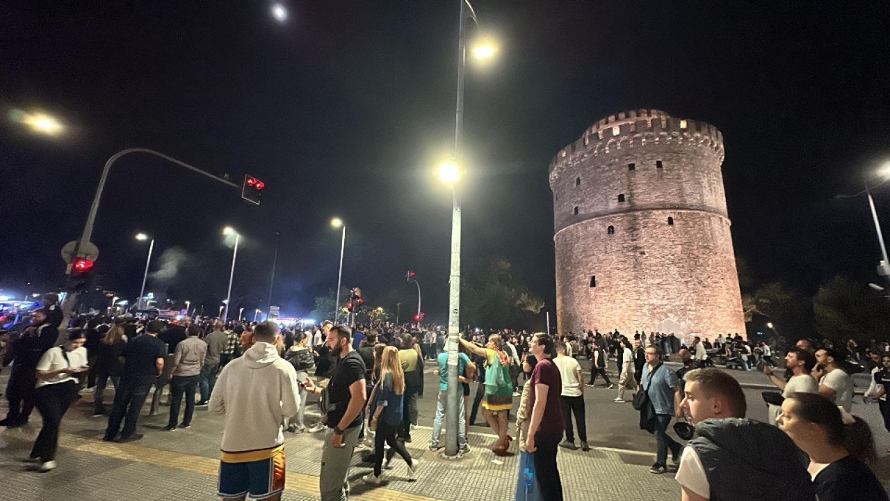 N-ai unde să arunci un pai! Fanii lui PAOK au invadat străzile din Salonic după ce trupa lui Lucescu a câștigat titlul_3