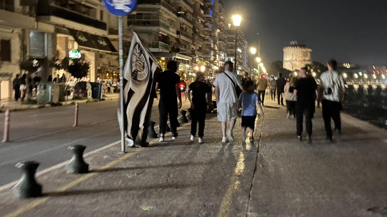 N-ai unde să arunci un pai! Fanii lui PAOK au invadat străzile din Salonic după ce trupa lui Lucescu a câștigat titlul_5