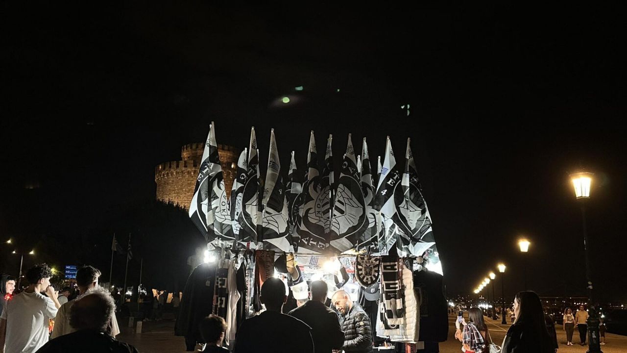N-ai unde să arunci un pai! Fanii lui PAOK au invadat străzile din Salonic după ce trupa lui Lucescu a câștigat titlul_6