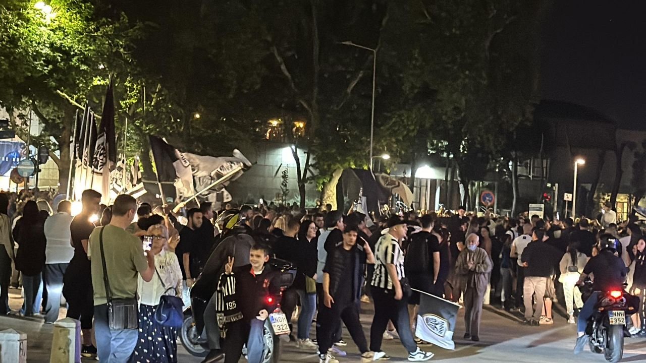 N-ai unde să arunci un pai! Fanii lui PAOK au invadat străzile din Salonic după ce trupa lui Lucescu a câștigat titlul_7