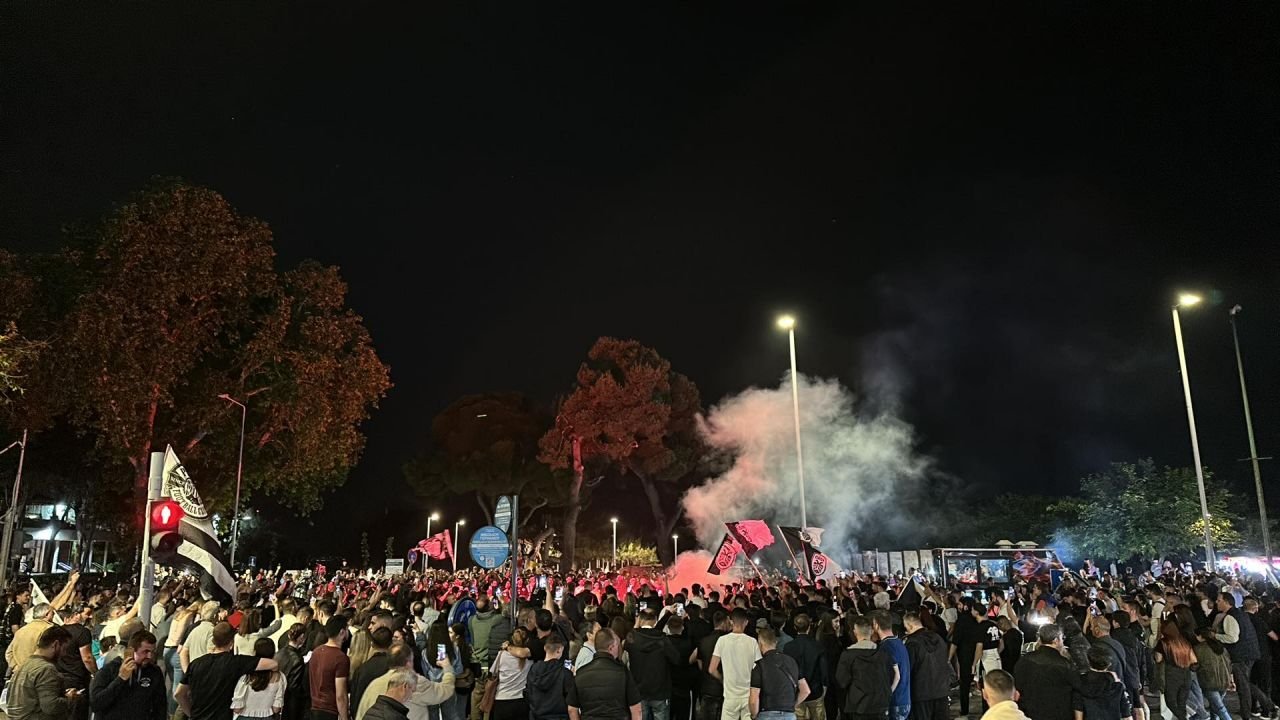 N-ai unde să arunci un pai! Fanii lui PAOK au invadat străzile din Salonic după ce trupa lui Lucescu a câștigat titlul_9