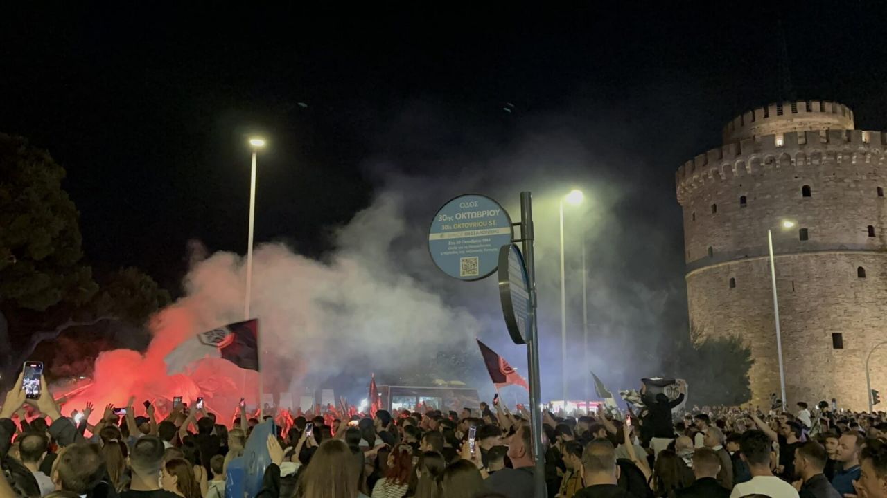 N-ai unde să arunci un pai! Fanii lui PAOK au invadat străzile din Salonic după ce trupa lui Lucescu a câștigat titlul_1