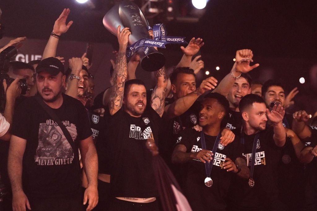 S-a petrecut până spre dimineață la Salonic! Peste 50.000 de oameni au sărbătorit titlul cucerit de PAOK: imagini senzaționale_3