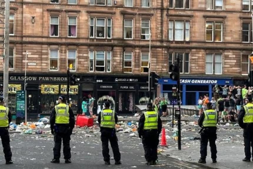 Dezastru după titlul lui Celtic! 25.000 de fani au sărbătorit &icirc;n centru: polițiști răniți, suporteri arestați, pagube și gunoaie