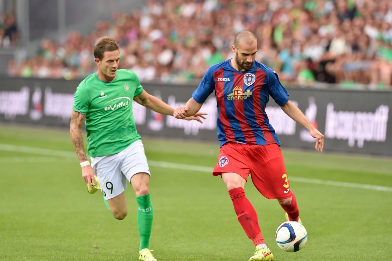 Încă un fotbalist dat afară de Dan Petrescu de la CFR Cluj scrie acum istorie în țara natală!_5