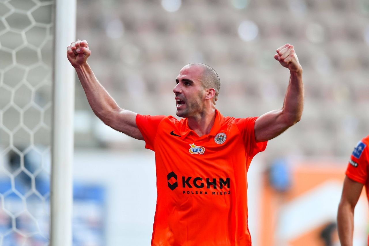 Încă un fotbalist dat afară de Dan Petrescu de la CFR Cluj scrie acum istorie în țara natală!_7