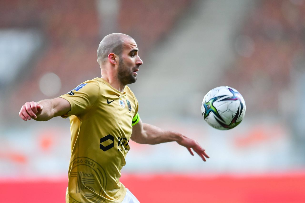 Încă un fotbalist dat afară de Dan Petrescu de la CFR Cluj scrie acum istorie în țara natală!_9