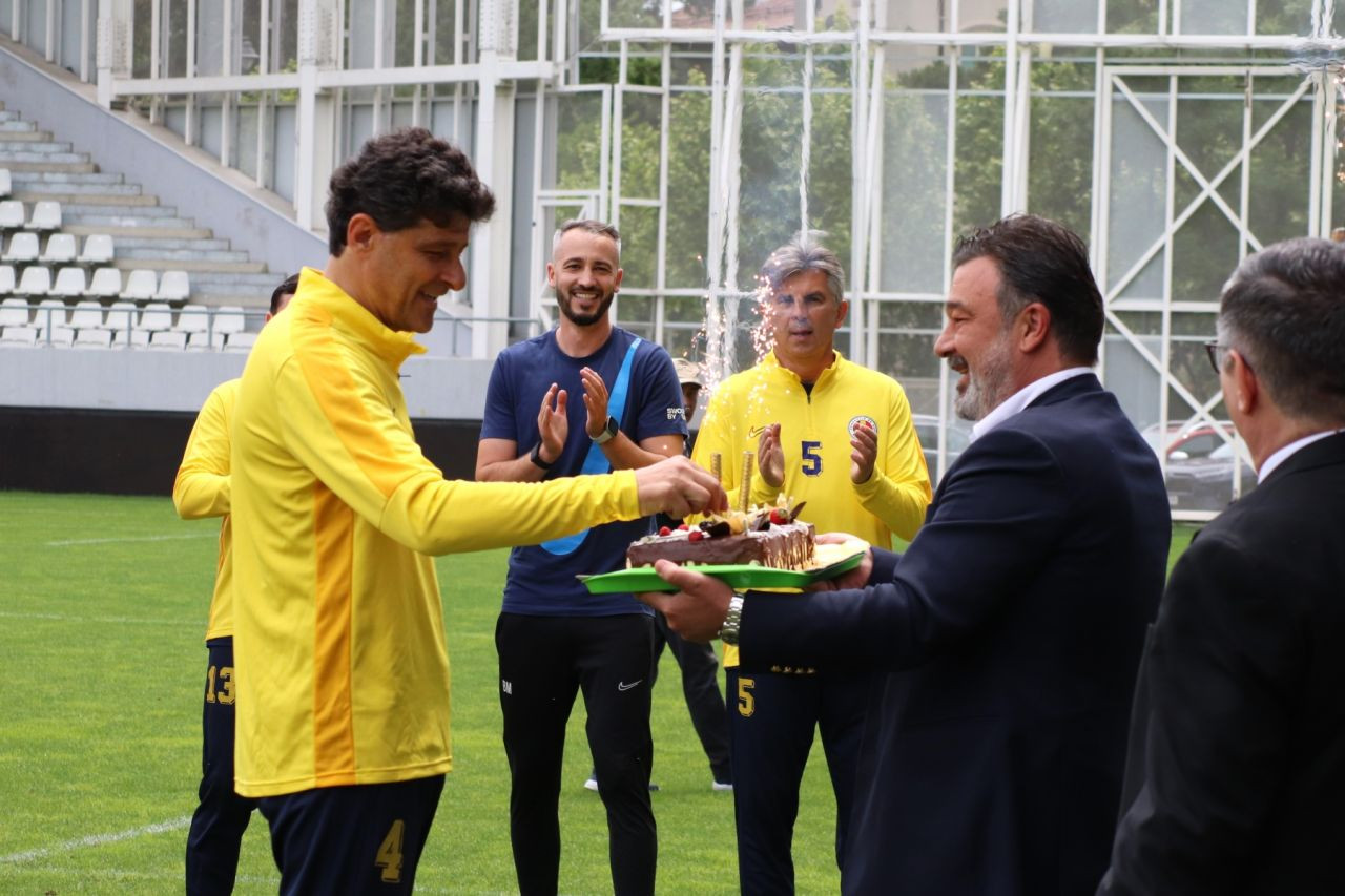 BELO 60. Belodedici, sărbătorit cu tort, șampanie și alergare de colegii din Generația de Aur