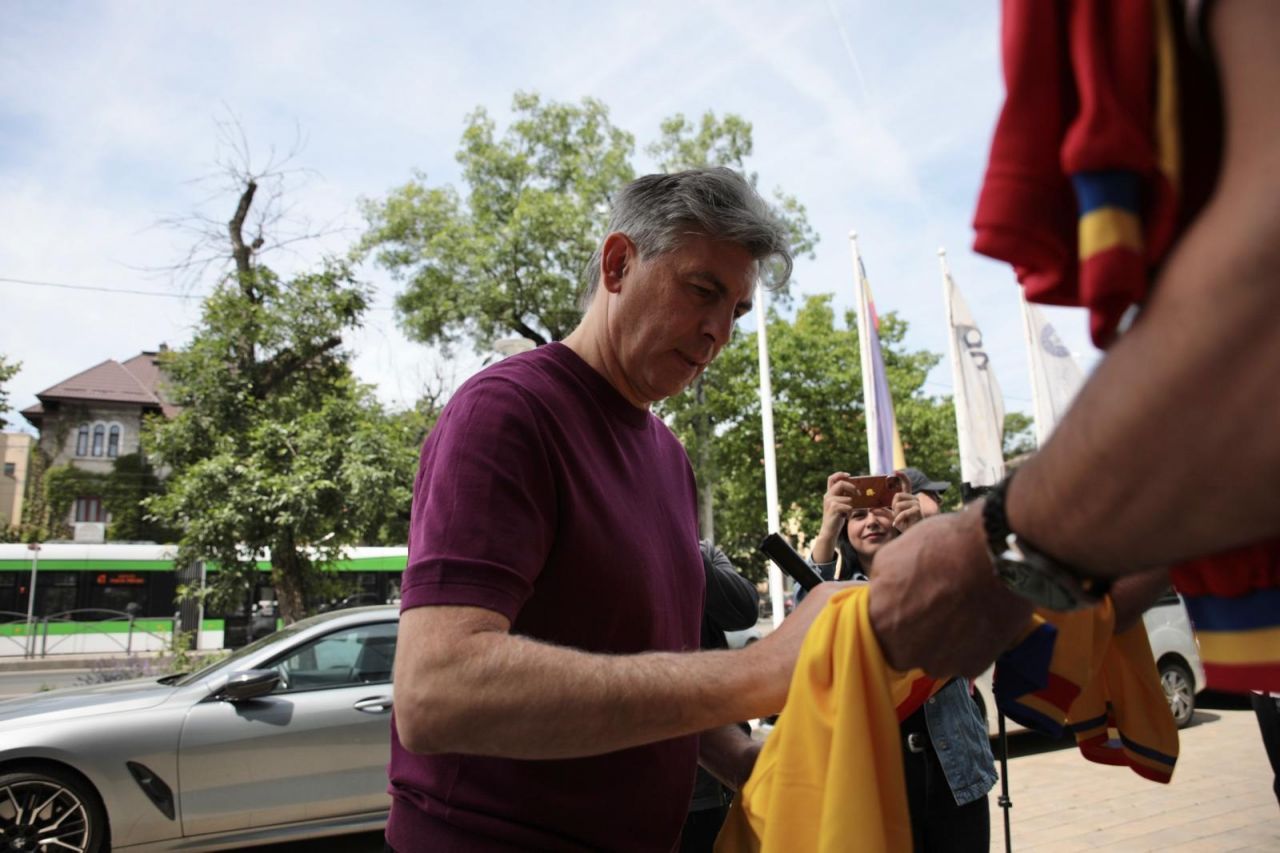 Cum și-a făcut apariția Ionuț Lupescu la antrenamentele ”Generației de Aur”! Meciul este sâmbătă, de la 20:30, pe PRO TV și VOYO_1