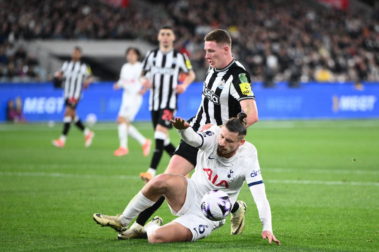 Veste proastă pentru Radu Drăgușin! Englezii au dat un verdict dur + Nota primită de fotbalistul rom&acirc;n &icirc;n amicalul cu Newcastle