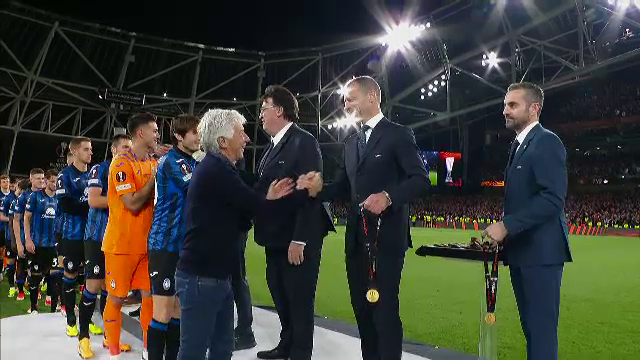 Aleksander Ceferin i-a înmânat trofeul Europa League lui Berat Djimsiti, iar căpitanul Atalantei a celebrat succesul alături de colegii săi_2