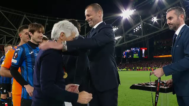 Aleksander Ceferin i-a înmânat trofeul Europa League lui Berat Djimsiti, iar căpitanul Atalantei a celebrat succesul alături de colegii săi_3